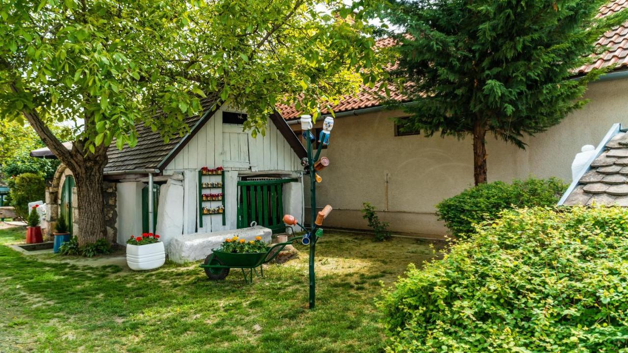 Zsambeki Vendeghaz -Anno1815- Hotel ภายนอก รูปภาพ