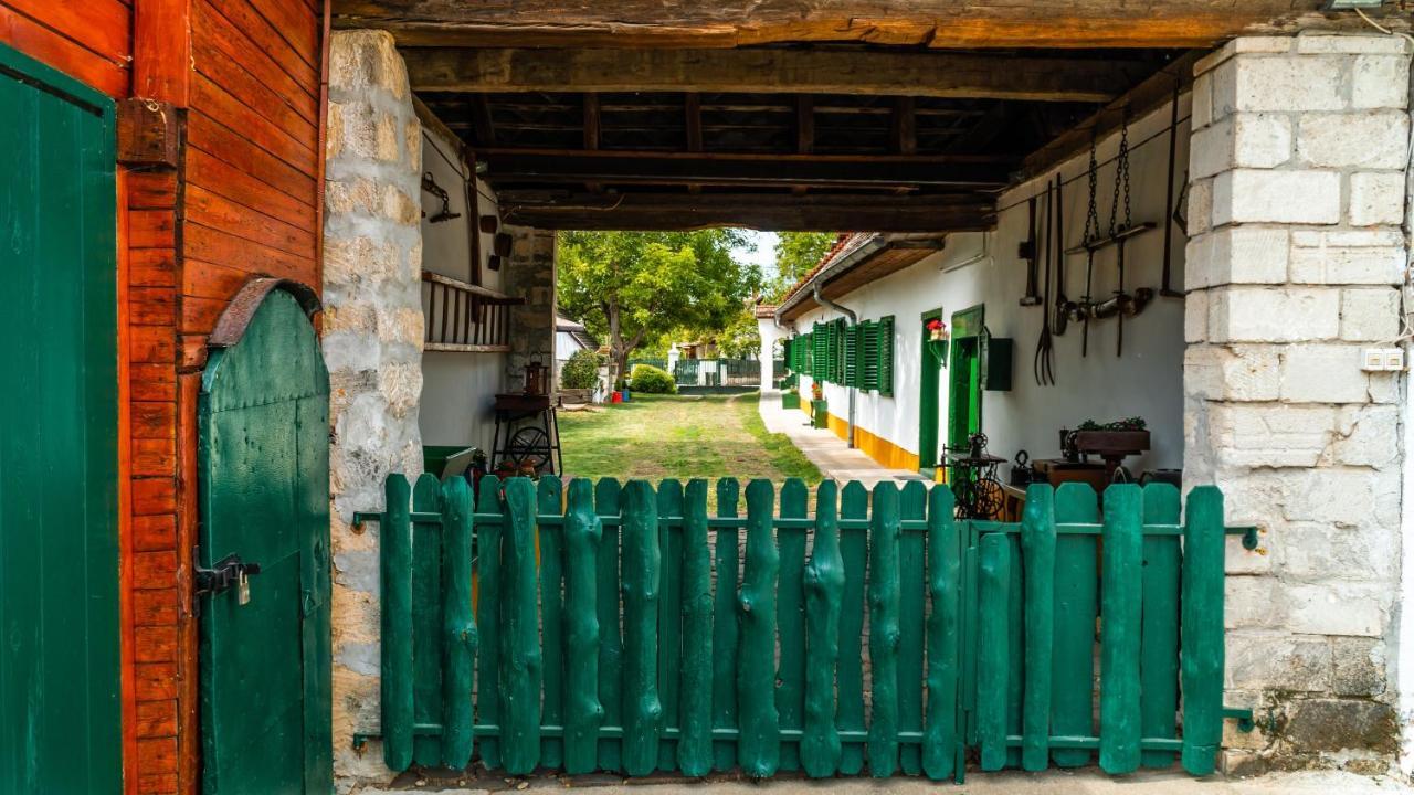 Zsambeki Vendeghaz -Anno1815- Hotel ภายนอก รูปภาพ