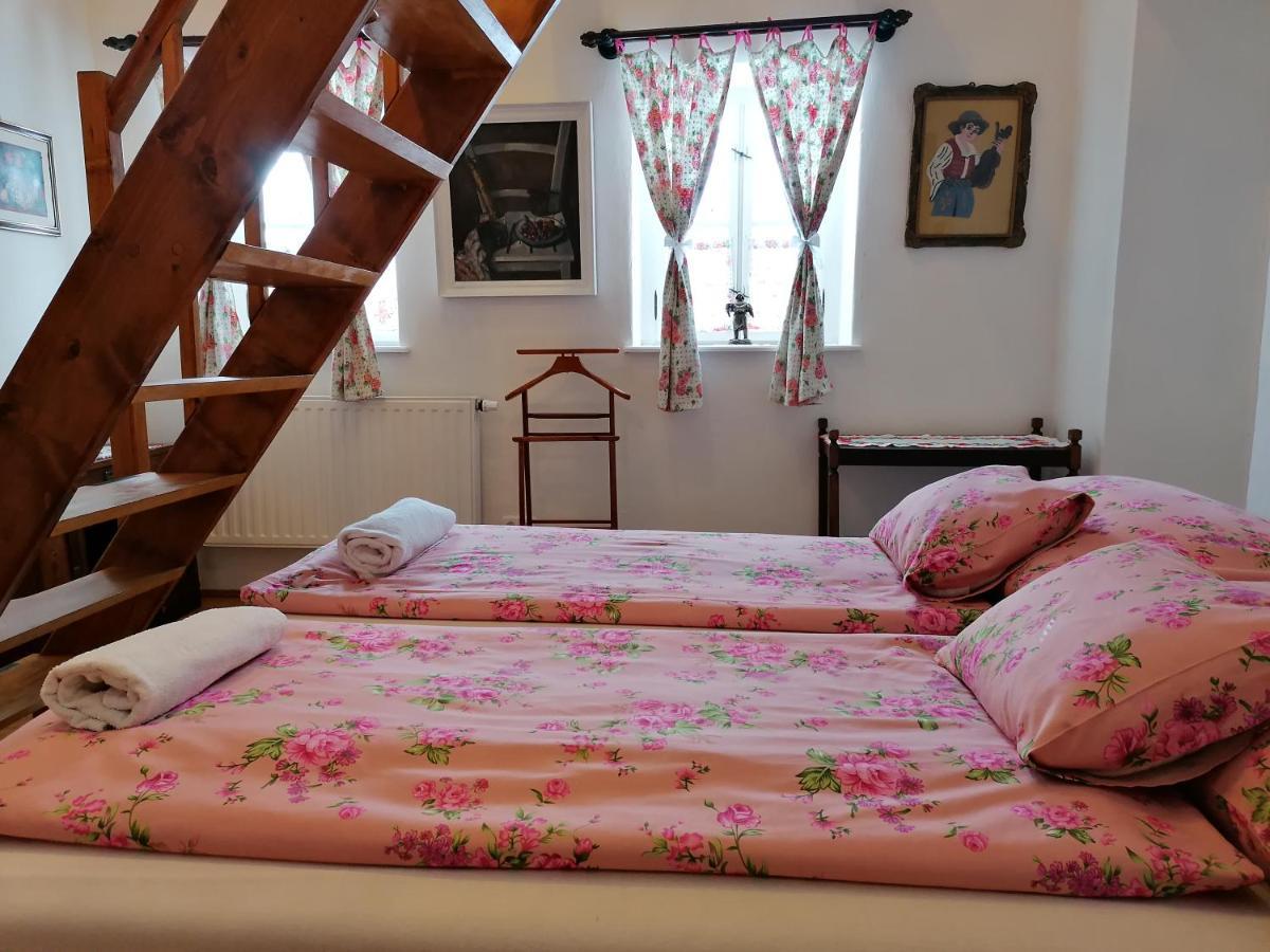 Zsambeki Vendeghaz -Anno1815- Hotel ภายนอก รูปภาพ
